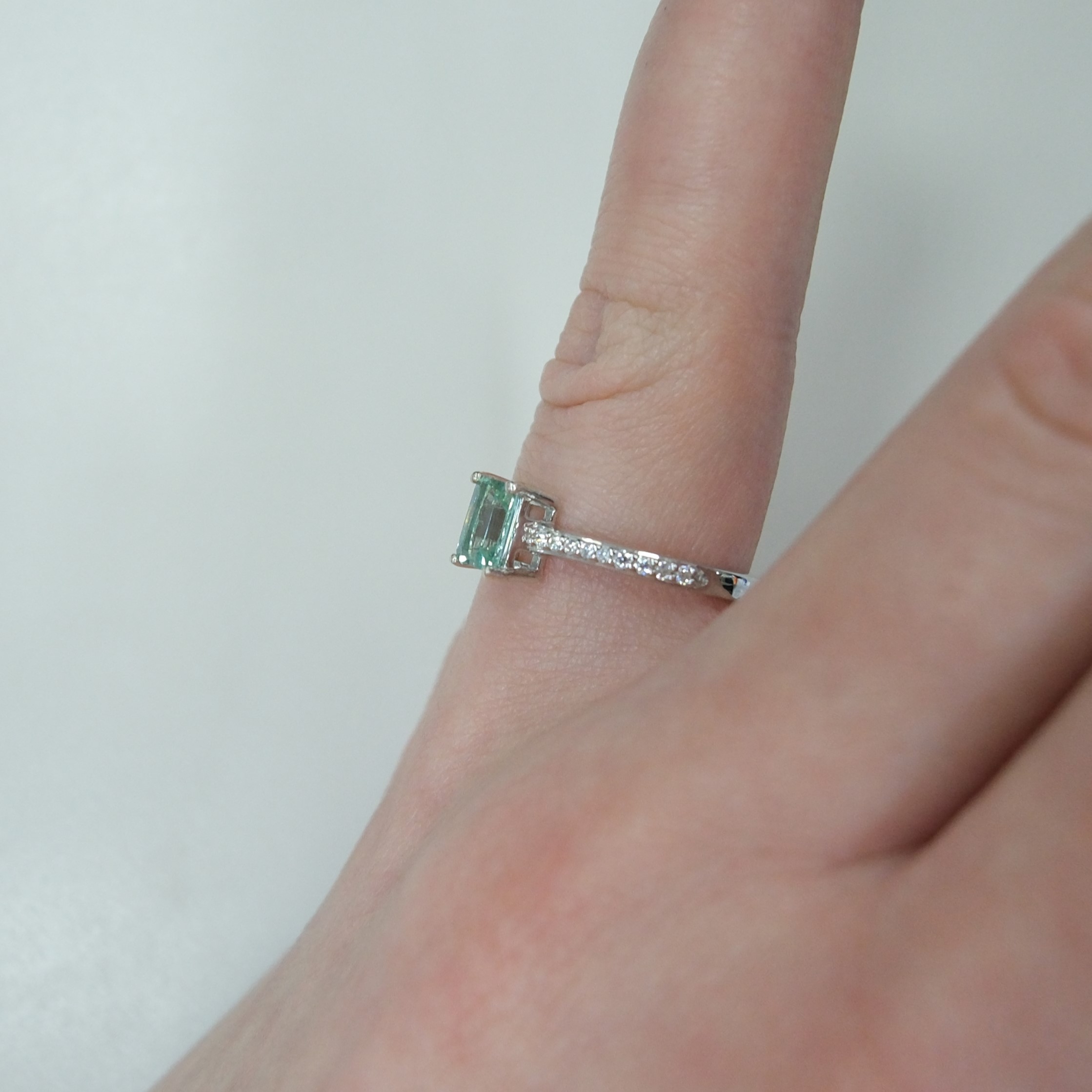 Серебряное кольцо с апатитом
